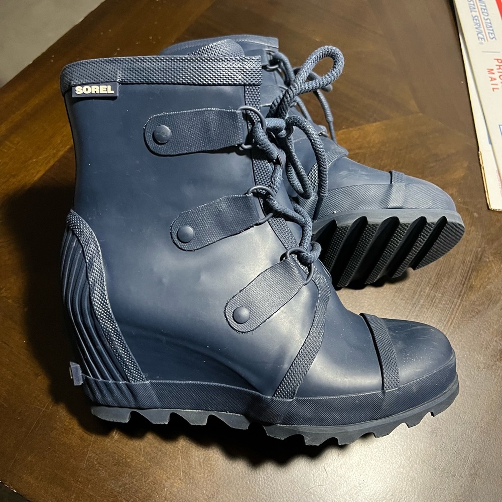 8.5 Sorel wedge boots
